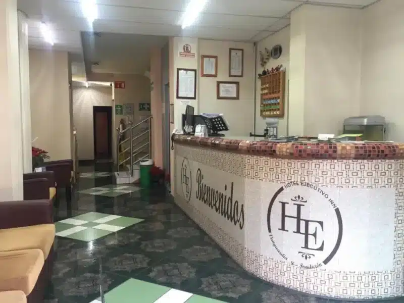 Vista completa de la recepción del Hotel Ejecutivo Inn, con áreas de espera y atención personalizada